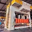 南通1250吨框架液压机。有效台面2.5X4米，开口1.85米.